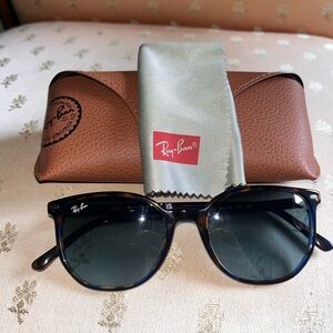Flawless Ray-Ban Elliot sunglasses